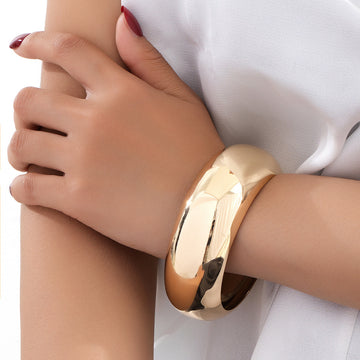 Luxurious Bangle Bracelet – Timeless Elegance for Every Occasion