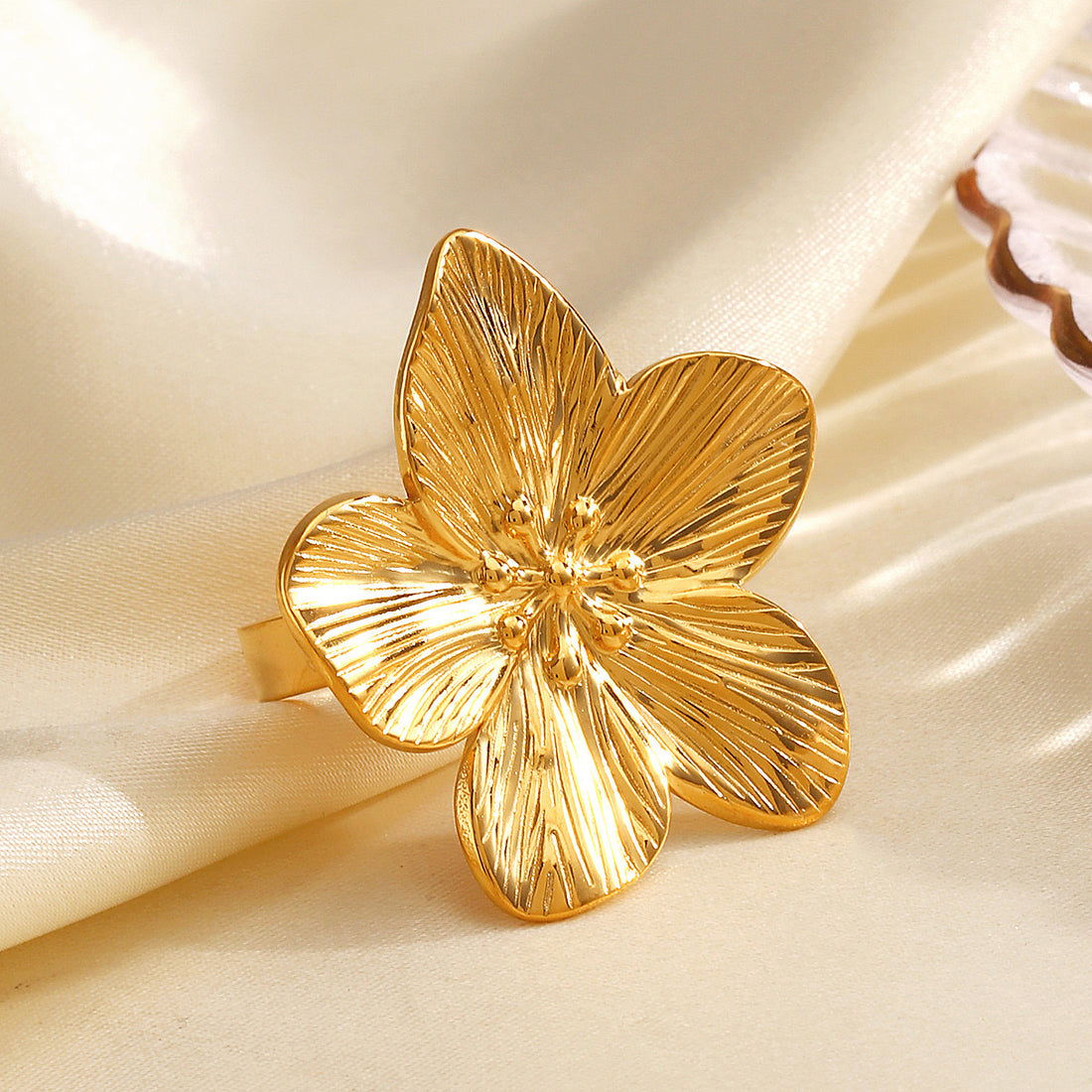 Bague fleur en or exquise